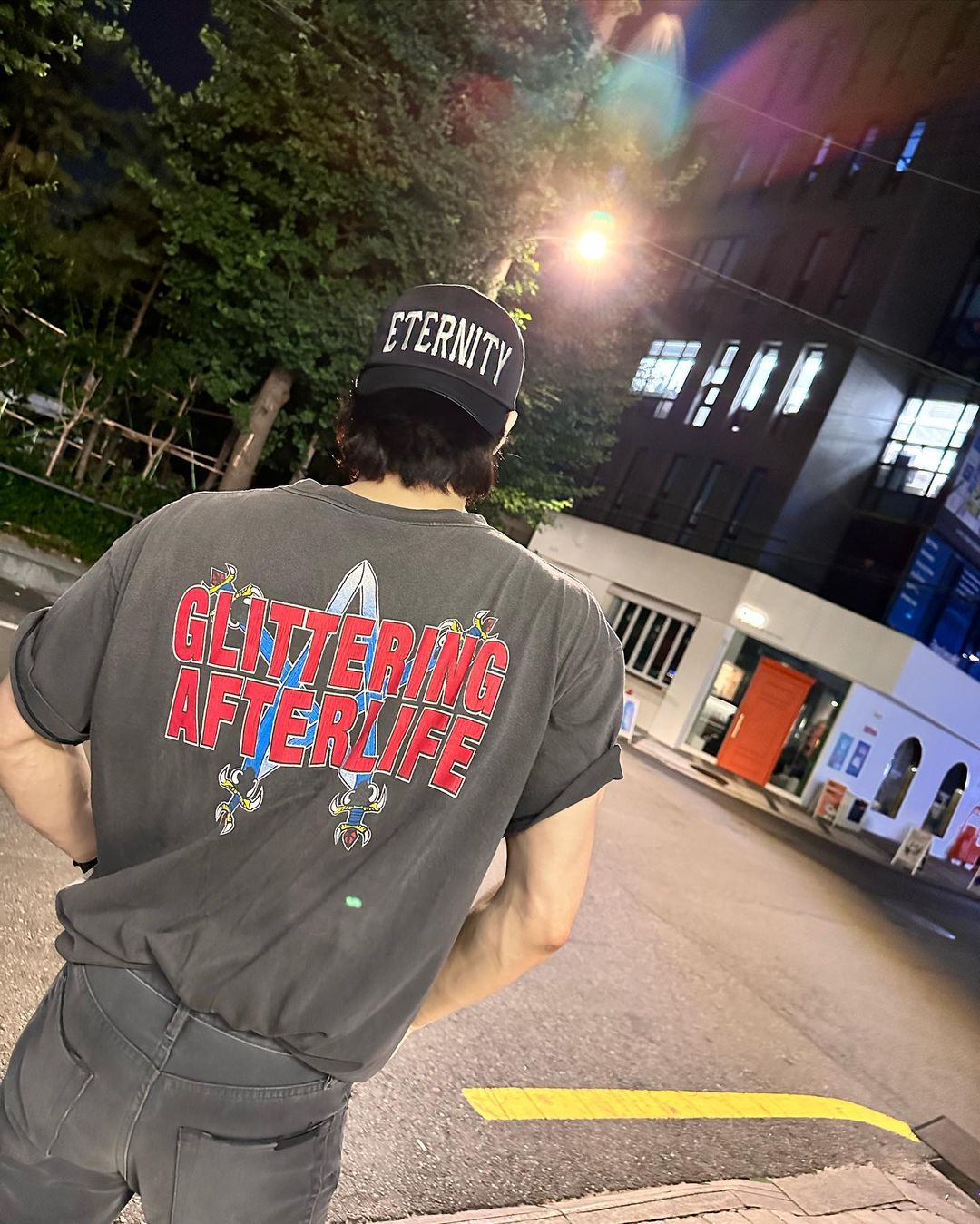 블랙&레드 조합으로 그래픽 해결👹 이미지