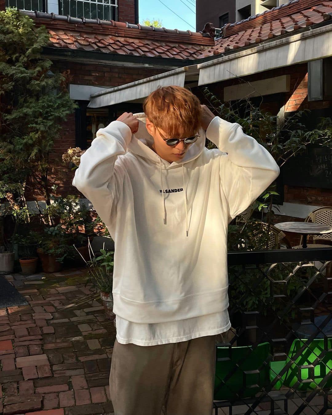 후드에 흰 티는 필수 조합🕸️ 이미지8