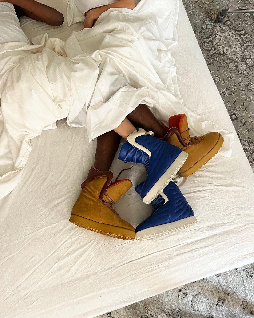 이제 대세는 큼직한 볼드슈?🌝 이미지