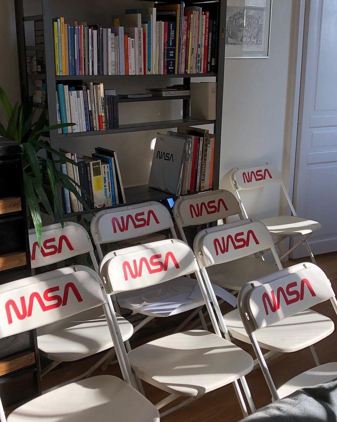 탐나는 톰삭스의 나사 의자🪐 이미지