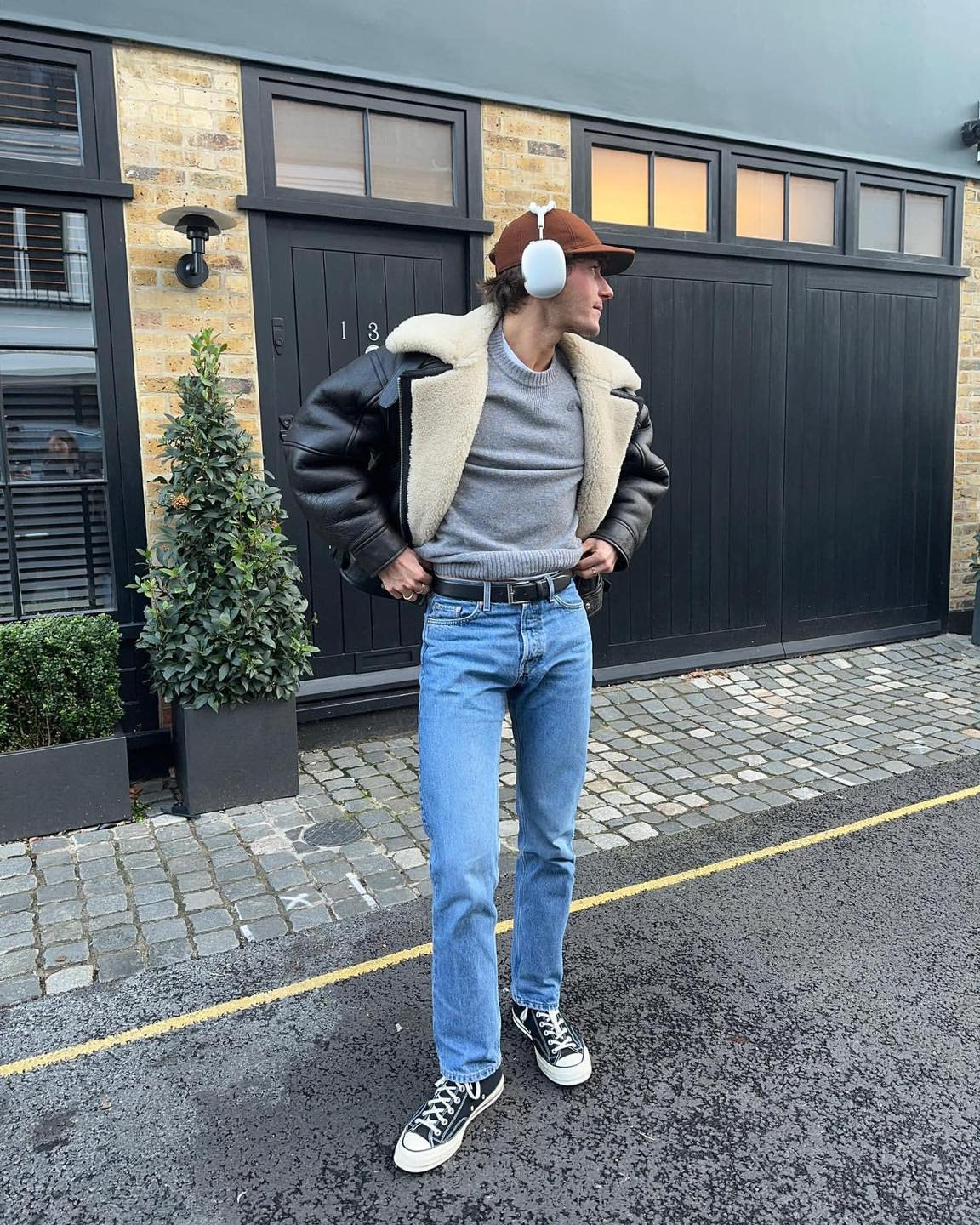 무스탕에 데님은 맛도리🐏 이미지