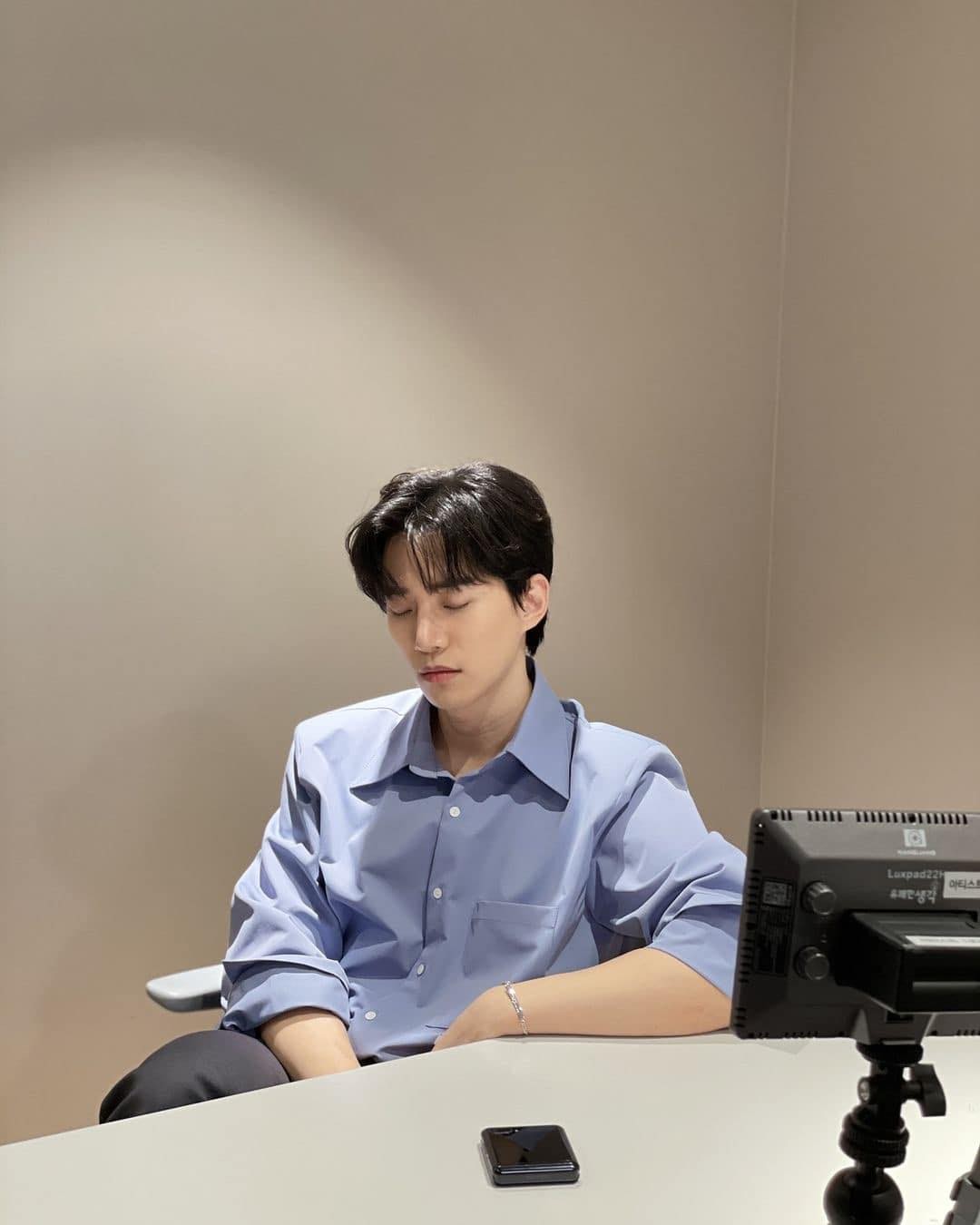 하나쯤 필요한 하늘색 셔츠😶‍🌫️ 이미지