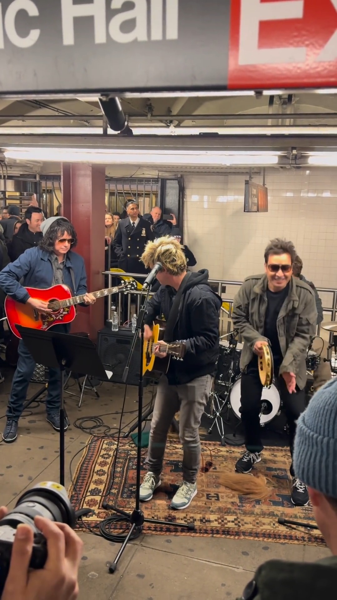 뉴욕 지하철에서 버스킹하던 사람들이 알고보니 그린데이🎸👨‍🎤남자라면 절대 못참지 이미지