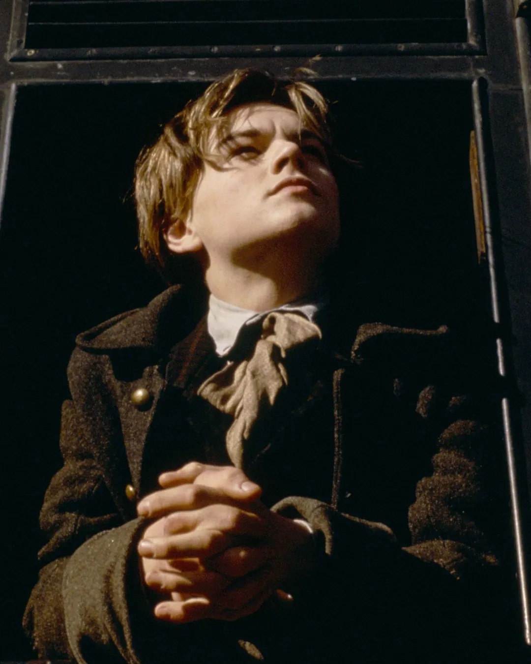 역사상 최강의 꽃미남, 레오나르도 디카프리오의 리즈시절💫🥀

4살 무렵부터 CF에 출연하며 연기를 시작해 ‘타이타닉’, ‘인셉션’, ‘레버넌트’ 등 수많은 할리우드 대표작을 가진 슈퍼스타 레오나르도 디카프리오. 특히, ‘타이타닉’은 개봉한지 25년이 넘은 지금까지도 박스오피스 순위 4위에 들 정도로 세기의 걸작이라는 평을 들으며 디카프리오를 세계 최고의 인기스타 자리에 오르게 했죠. 물론 그 이후로도 꾸준히 뛰어난 연기력을 보이며 2016년 ‘레버넌트’로 아카데미 남우주연상을 수상하고, 지금은 명실상부한 할리우드 티켓 파워 1위의 배우 면모를 보여주고 있습니다🎬

최근에는 입금 전과 후가 다른 모습으로 종종 웃음거리가 되는 레오나르도 디카프리오. 하지만 누구라도 디카프리오의 리즈 시절 외모를 보면 절대 비웃지 못할 텐데요. 톰 크루즈, 브래드 피트와 함께 90년대 할리우드 3대 미남으로 불렸던 디카프리오의 리즈 시절 모습을 확인해 보세요!

1 + 2. 로미오와 줄리엣(1996), 20th Century Fox

3. 토탈 이클립스(1995), New Line Cinema

4. 타이타닉(1997), 20th Century Fox

5. 캐치 미 이프 유 캔(2002), Dreamworks Pictures

6 + 7. 에비에이터(2004), Warner Bros.

8. 디파티드(2006), Warner Bros. 이미지3