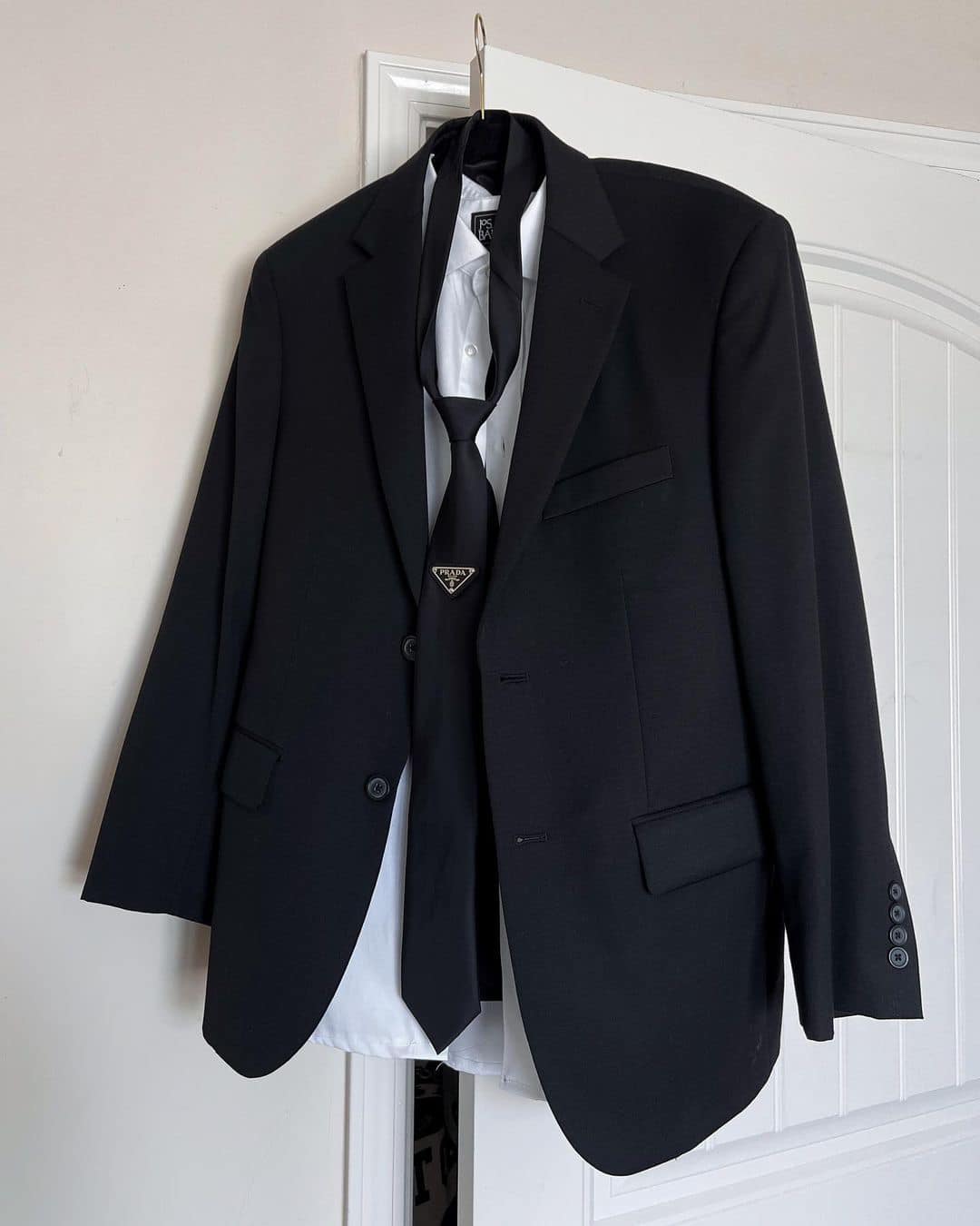 출근길엔 프라다 타이 더해👔🔻 이미지