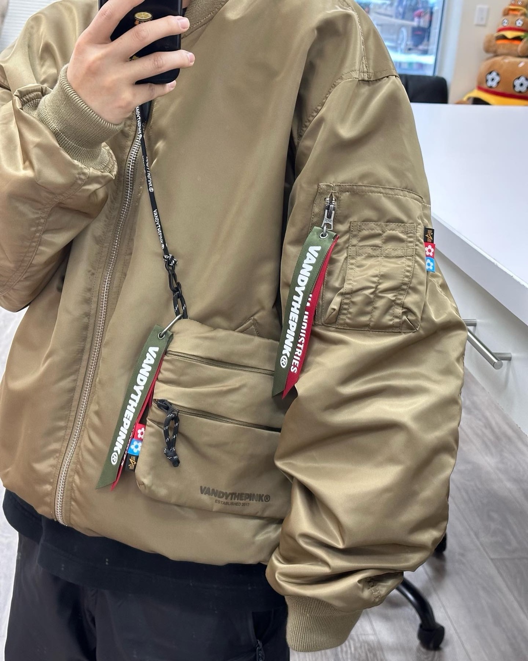 반디 더 핑크 x 알파 인더스트리 팝업☕️✈️리버시블 자켓 필구🔥​ 이미지