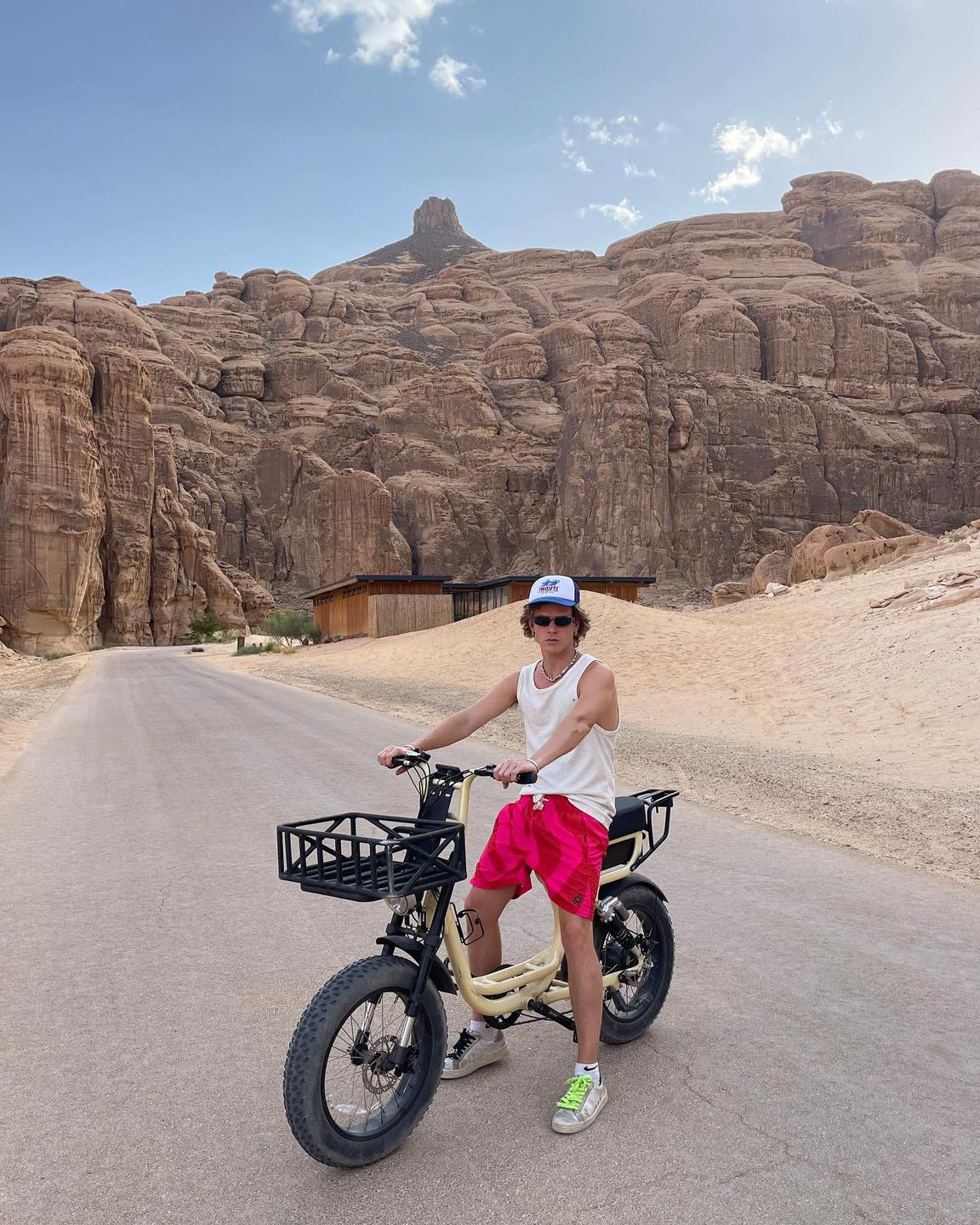올여름도 꿈꿔보는 민소매 코디☀️ 이미지