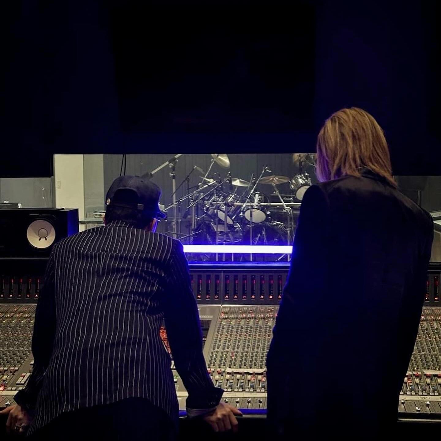 지용이형..🌼이번에는 음원 내는거 맞지?🎸🤘
엑스재팬의 요시키와 작업 중인 지드래곤🎶 이미지