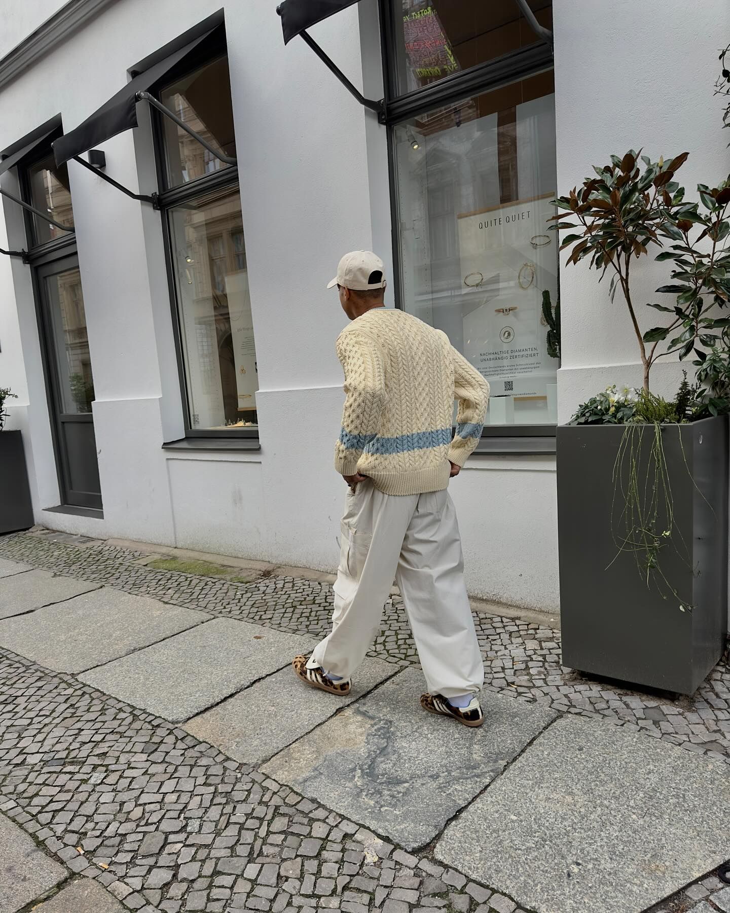 니트는 꽈배기처럼 꼬인걸로🥨 이미지