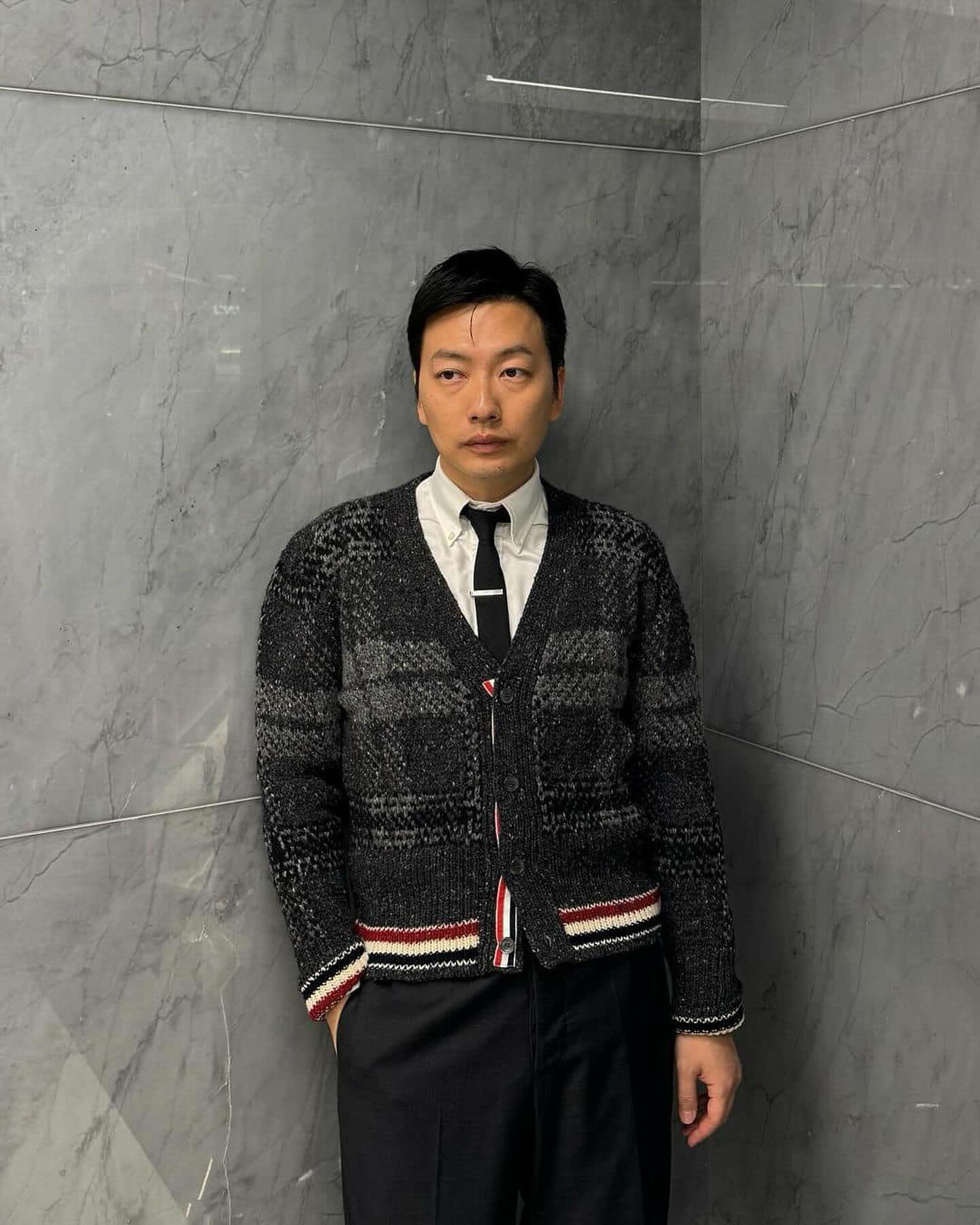 톰브 가디건은 셔츠와 함께👔 이미지2