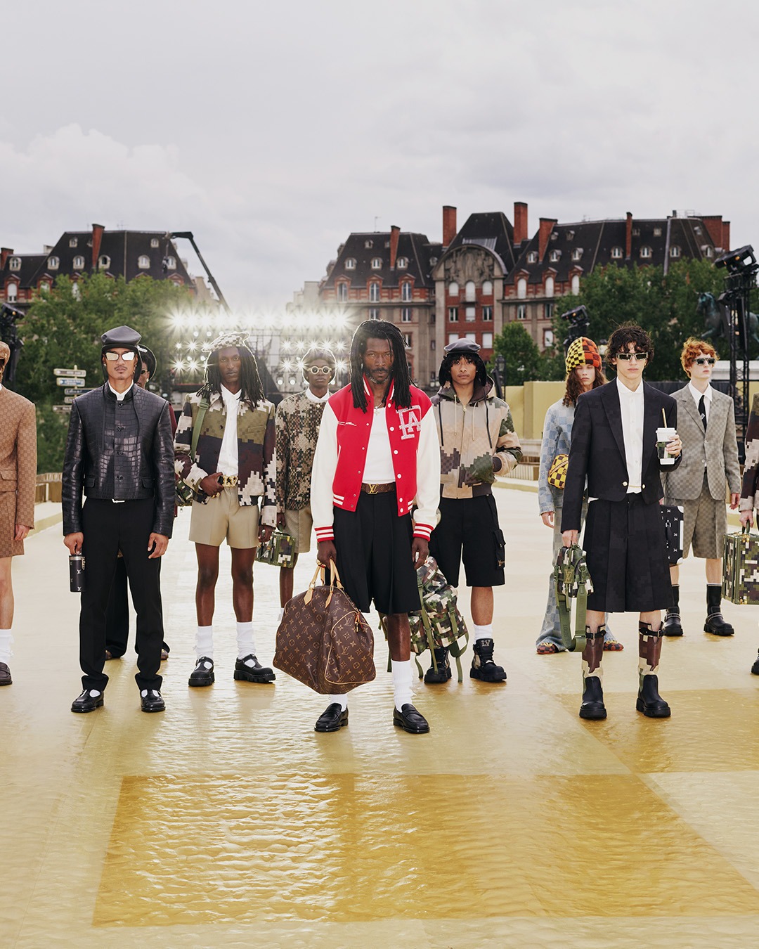 신세계 백화점을 찾은 루이 비통 24SS 남성 컬렉션 팝업스토어👑🎁

루이 비통 24SS 남성 컬렉션의 팝업스토어가 신세계백화점 강남점에서 오픈합니다. 이번 팝업스토어는 퍼렐 윌리엄스가 루이 비통의 남성 크리에이티브 디렉터로 선임된 후 처음으로 전개한 컬렉션을 소개하는데요. 작년 파리에서 선보였던 컬렉션 쇼와 제품들을 소개합니다👀

루이 비통 남성 퍼렐 ‘24 S/S쇼 컬렉션 팝업스토어📍

일정: 2024년 1월 4일 ~ 1월 21일
장소: 신세계백화점 강남점 1층 더 스테이지
가격:
- 스피디 P9 반둘리에 40 모노그램 ₩14,500,000
- 믹스 레더 바시티 블루종 ₩10,050,000
- 펄(Pearls) 비니 ₩750,000
- LV 트레이너 맥시 스니커즈 ₩32,000,000
- 루이 콜렉터블 다모플라주 ₩7,860,000 이미지2