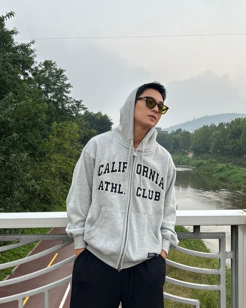 회색 후드는 기본템이지👻 이미지