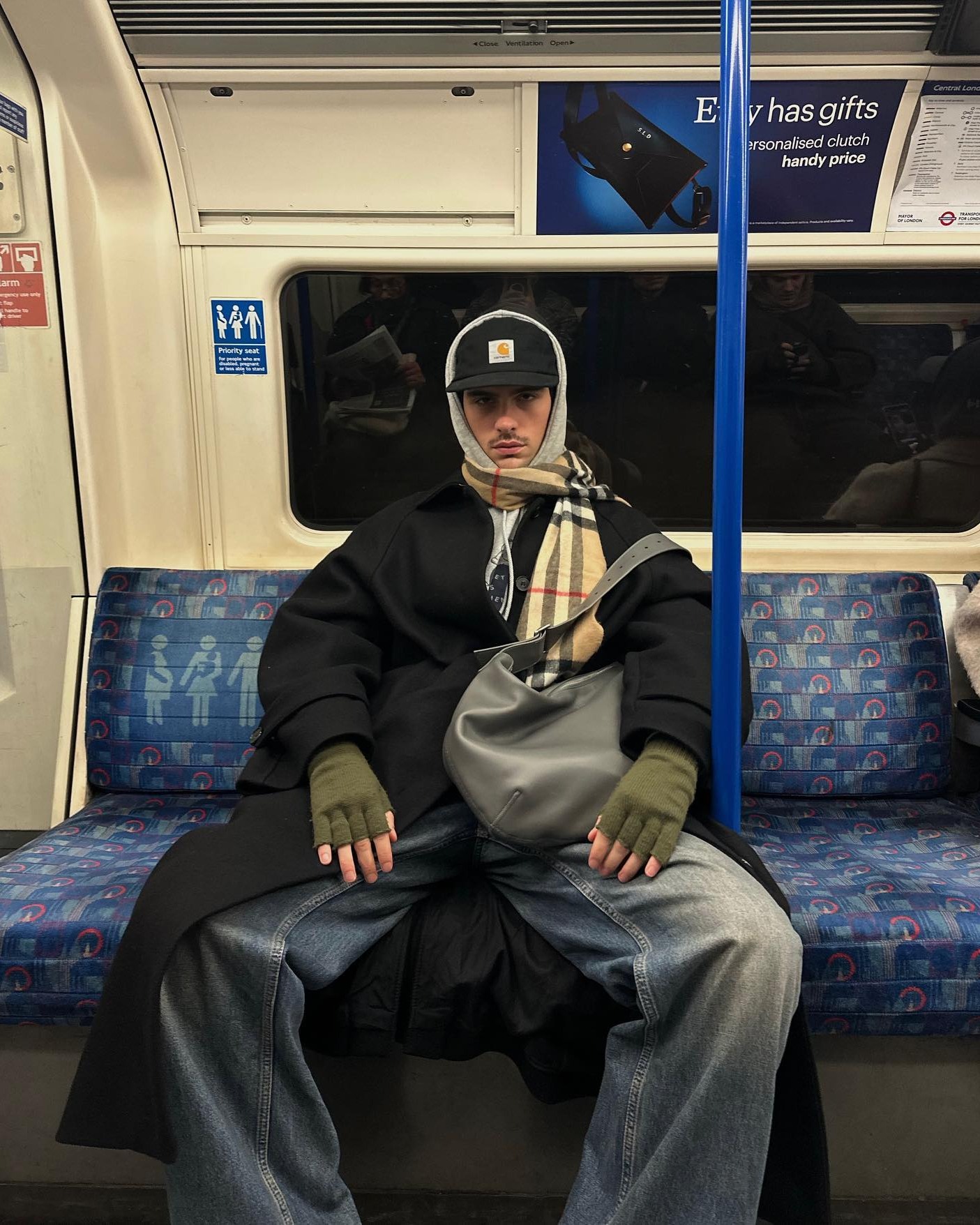 오늘은 코트에 후디 입어야지🥐 이미지