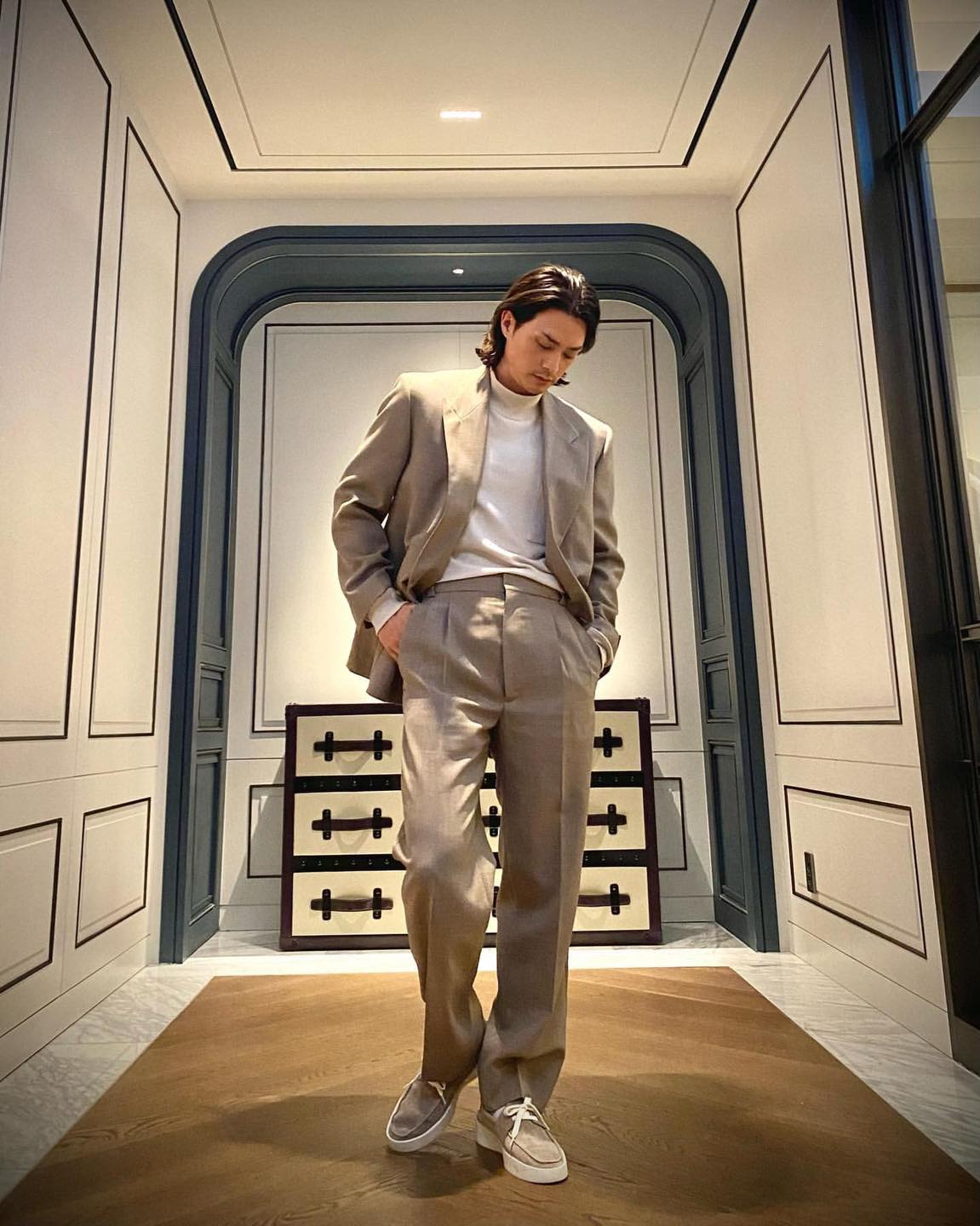 장발에 더해진 섹시한 수트핏👔 이미지4