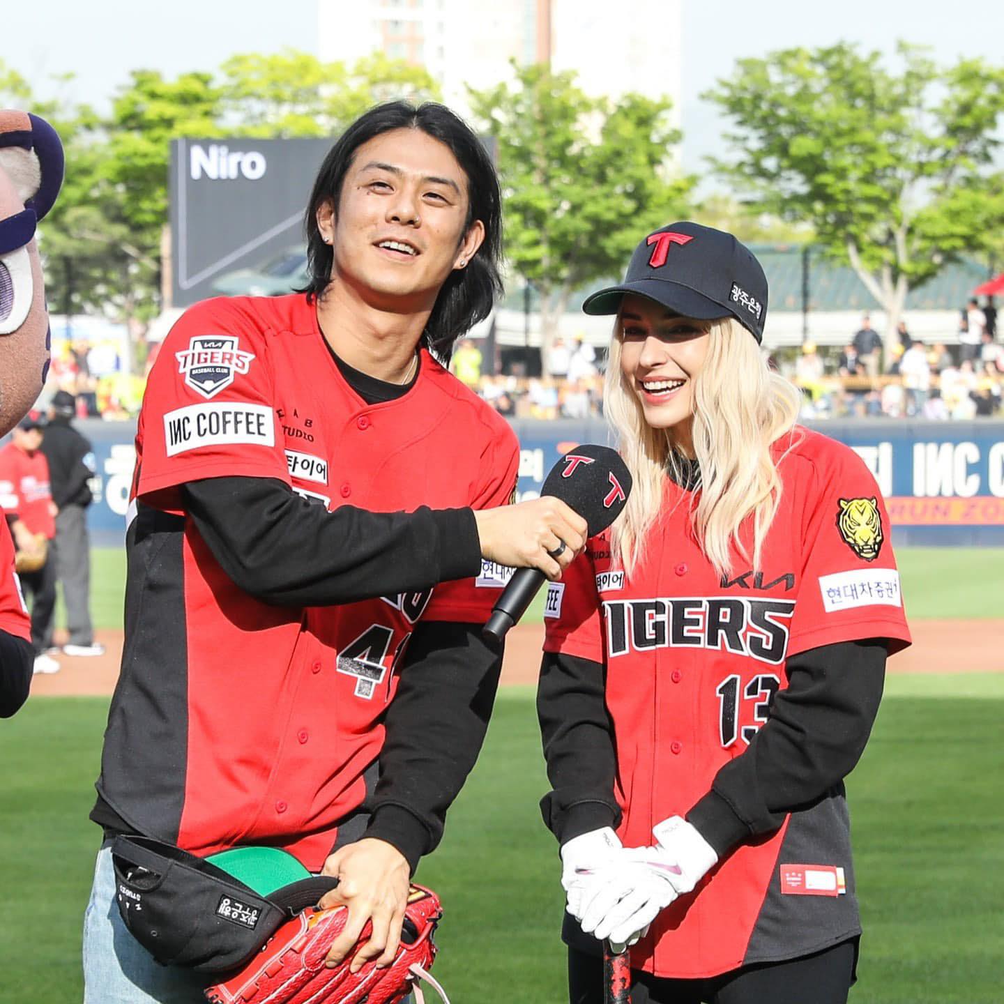 유니폼 갖고싶게 하는 커플⚾️ 이미지