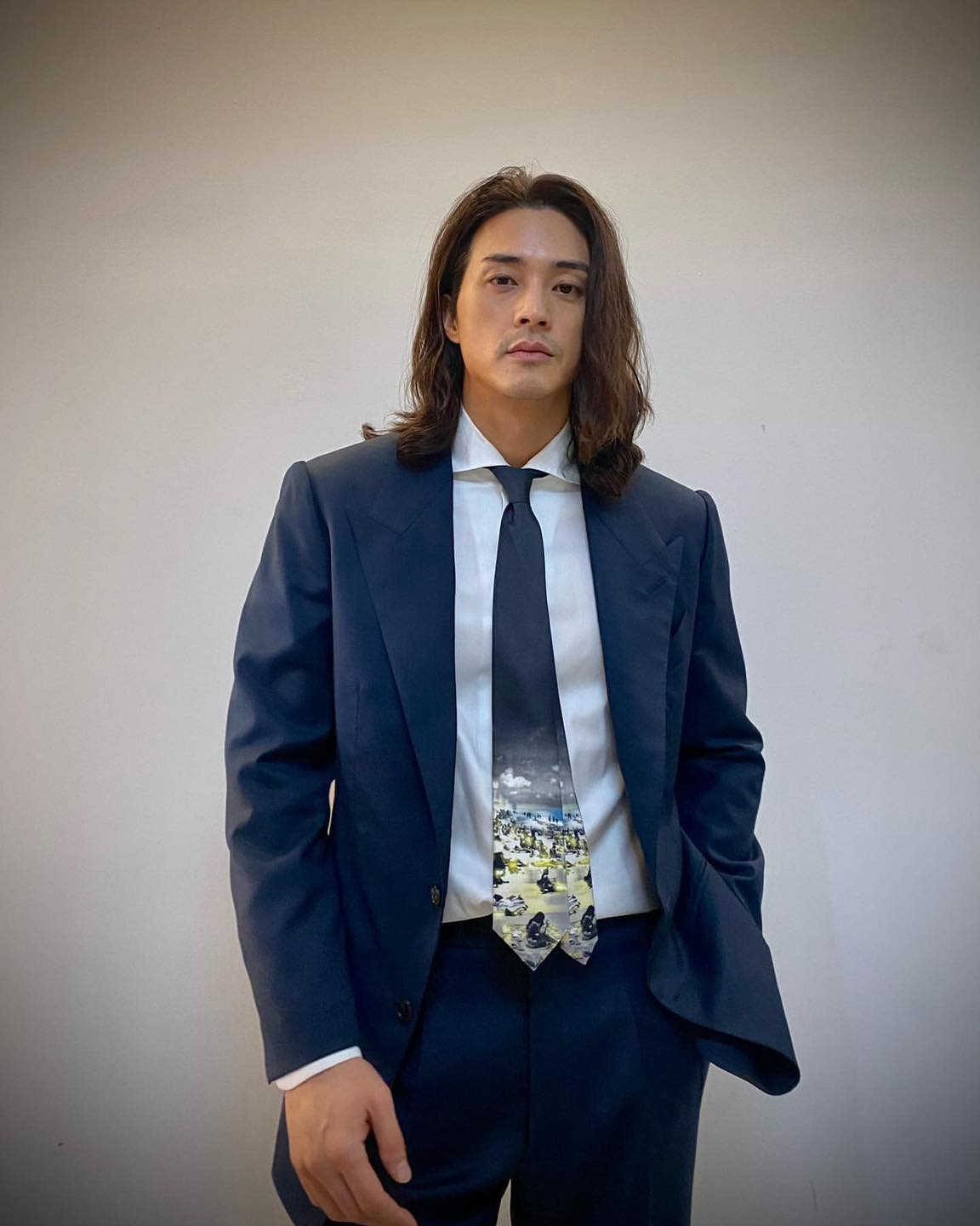 장발에 더해진 섹시한 수트핏👔 이미지