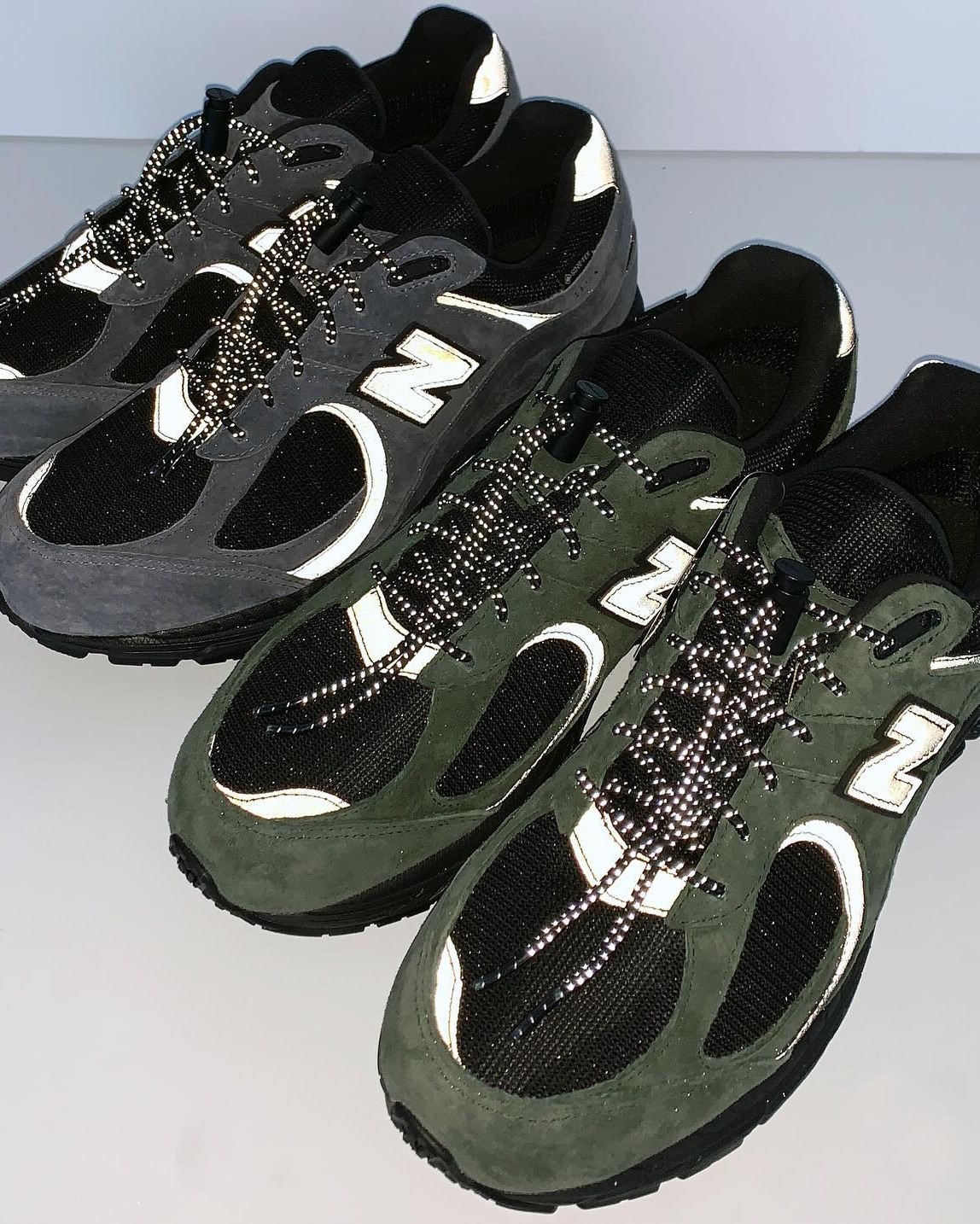 JJJ자운드 x 뉴발란스 2002R 고어텍스 모델 공개🎶🏞️

저스틴 손더스의 디자인 스튜디오 JJJJound의 협업은 올해도 이어집니다. 블로그에 자신의 무드에 맞는 이미지를 선정해 업로드하는 것에서 시작한 자운드는 최근 뉴발란스, 리복, 반스 등 다수의 브랜드와 협업을 하며 발매하는 제품마다 큰 인기를 얻고 있는데요. 그 비결은 제품의 헤리티지를 유지하며 빈티지한 컬러를 더해 자운드가 추구하는 무드를 제품에 녹여내는 것. 이번 뉴발란스와의 협업 2002R 모델 역시 고어텍스 소재, 레이스락 시스템을 접목하고 빈티지한 그레이와 그린 두 가지 컬러로 발매되어 큰 인기를 끌 것으로 예상되는데요. 아직 정확한 출시일은 알려지지 않았지만, 올해 이른 시일 내에 출시가 될 것으로 보입니다📦 이미지