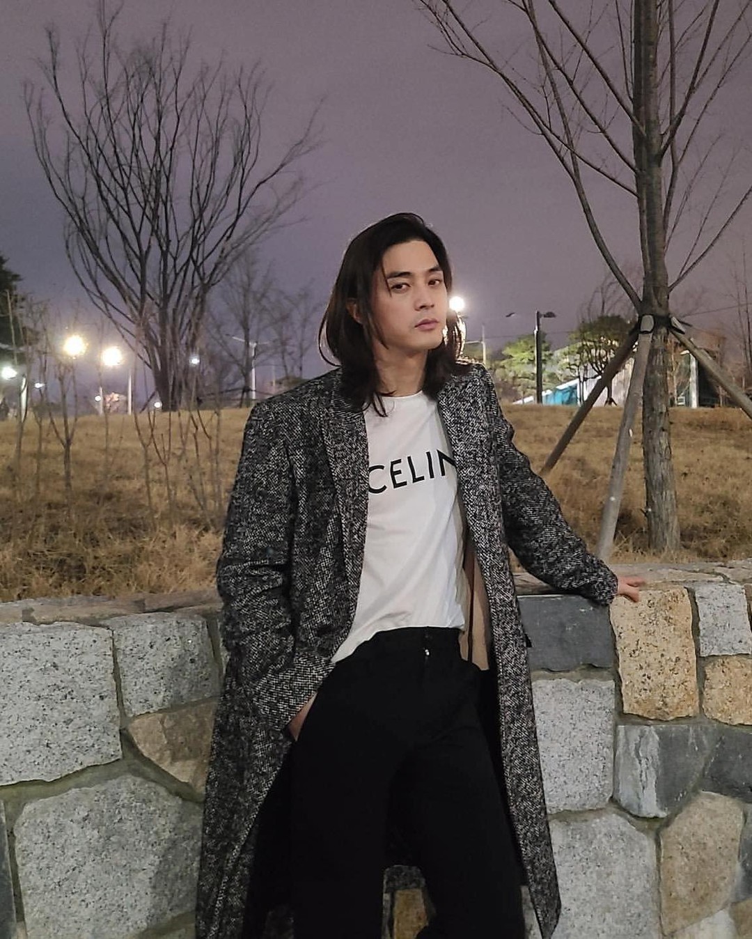눈이 따라가는 셀린느 로고👀 이미지