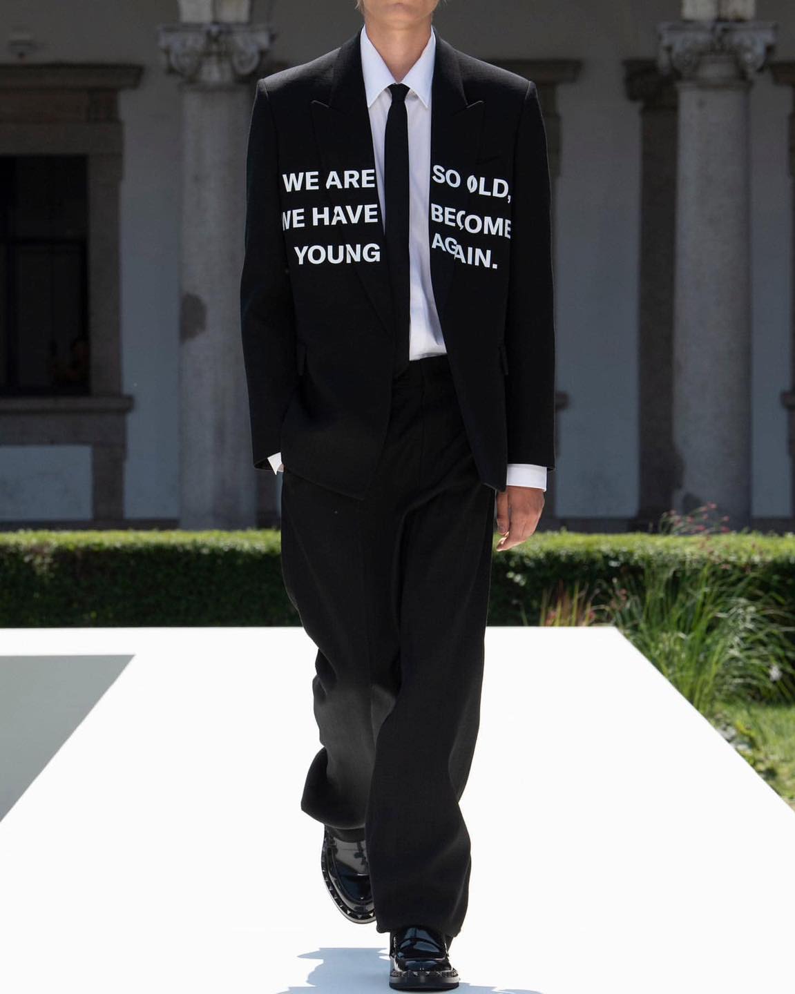 새삼 힙해진 발렌티노💐 이미지8