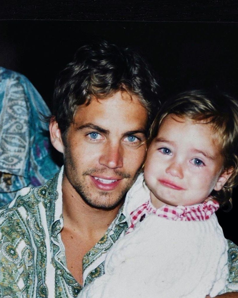 폴 워커의 딸, 메도우 워커의 패션🥀📸

불의의 사고로 우리의 곁을 떠난 폴 워커. 그는 분노의 질주 시리즈에 브라이언 오코너로 출연하며 큰 인기를 끌었지만 안타깝게도 자동차 사고로 사망했습니다. 많은 사람이 그를 기리며 이후 ‘분노의 질주: 더 세븐’의 마지막에는 그의 추모곡이 실리기도 했죠.

2021년에는 폴 워커와 함께 분노의 질주에 출연하여 절친으로 알려진 빈 디젤이 폴 워커의 딸, 메도우 워커가 결혼할 때 손을 잡고 입장해 화제가 되었습니다. 그녀는 큰 키와 마른 체형으로 현재 모델로 활동하며 파리 패션위크에 참가하기도 했는데요. 가장 최근 개봉한 분노의 질주10에 직접 출연하기도 해 시선을 모았던 메도우 워커의 패션을 슬라이드로 확인하세요🤵🏻‍♀️ 이미지