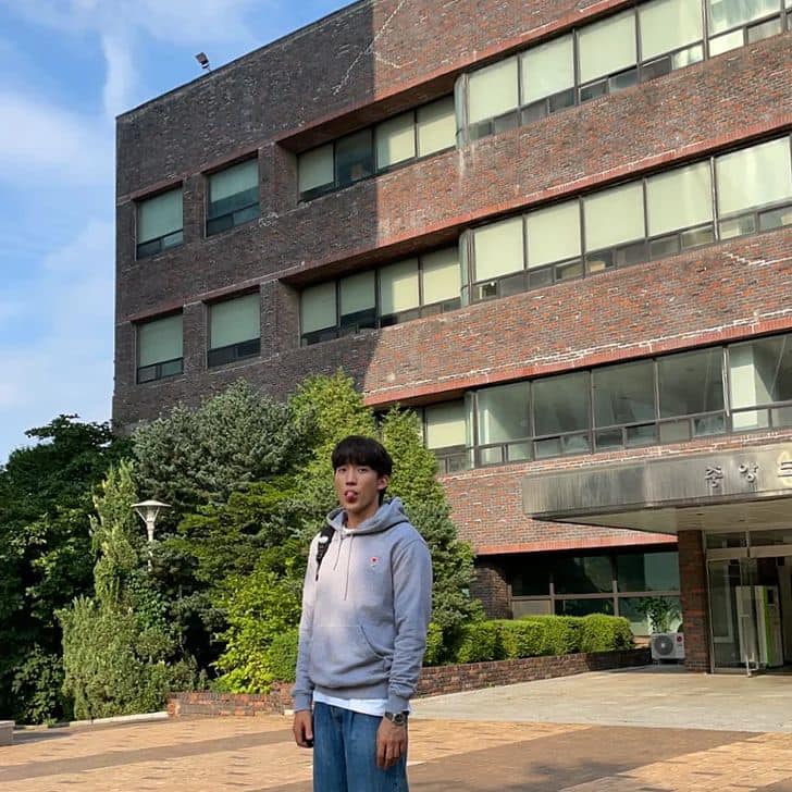 후드에 흰 티는 필수 조합🕸️ 이미지