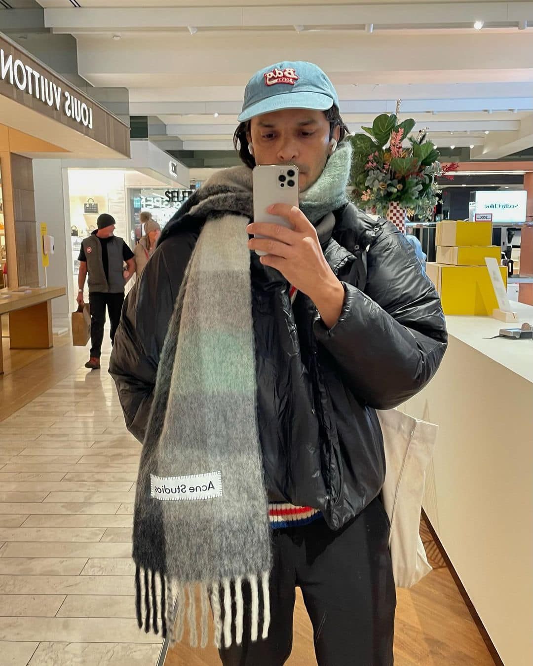 아크네 머플러는 체크가 국룰 | 패션앤스타일 (Fashion & Style)