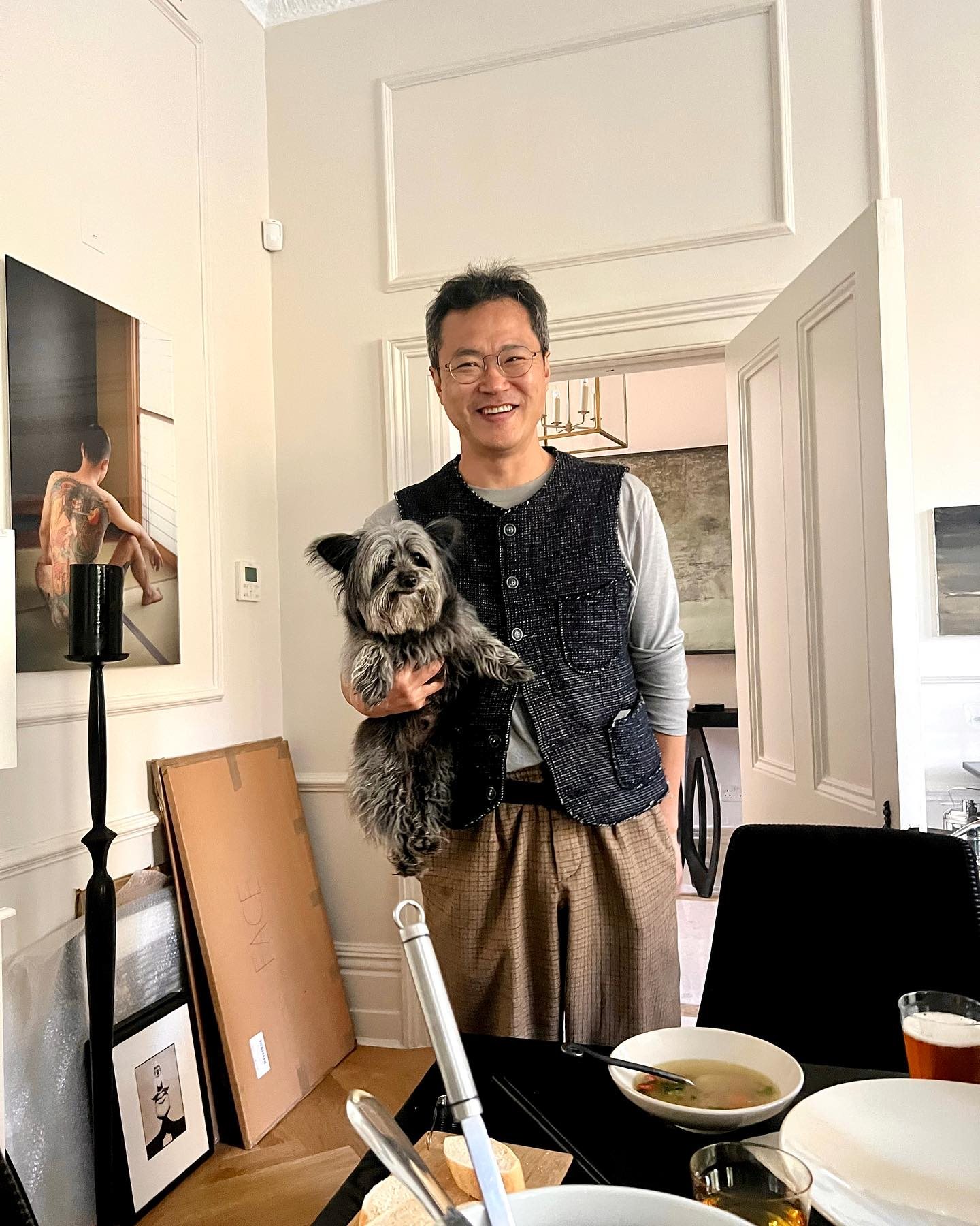배우이자 화가, 음악가👨‍🎨🖼️진정한 종합예술인 백현진🎬

모범택시의 회장님, 무빙의 진천 등 개성 있는 연기로 호평을 받는 백현진 배우. 사실 그는 연기 이외에도 여러 분야에서 활동하는 종합예술인입니다. 화가와 설치미술가로서 여러 차례 개인전을 열기도 하고, 밴드나 솔로로 여러 앨범을 발매하기도 했죠. 실제로 과거 자우림의 ‘나는 가수다’ 무대에 초대 가수로 참여한 적도 있고, 네이버 온스테이지에서 그의 라이브 공연 영상을 볼 수도 있어요. 미적인 감각이 뛰어난 만큼 일상 패션 감각도 굉장히 주목받고 있는 백현진. 예술가들의 예술가로 불리는 그의 패션을 확인해보세요📸 이미지