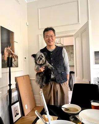 배우이자 화가, 음악가👨‍🎨🖼️진정한 종합예술인 백현진🎬

모범택시의 회장님, 무빙의 진천 등 개성 있는 연기로 호평을 받는 백현진 배우. 사실 그는 연기 이외에도 여러 분야에서 활동하는 종합예술인입니다. 화가와 설치미술가로서 여러 차례 개인전을 열기도 하고, 밴드나 솔로로 여러 앨범을 발매하기도 했죠. 실제로 과거 자우림의 ‘나는 가수다’ 무대에 초대 가수로 참여한 적도 있고, 네이버 온스테이지에서 그의 라이브 공연 영상을 볼 수도 있어요. 미적인 감각이 뛰어난 만큼 일상 패션 감각도 굉장히 주목받고 있는 백현진. 예술가들의 예술가로 불리는 그의 패션을 확인해보세요📸 이미지