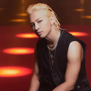 빅뱅 태양, 5월 18일 솔로 컴백🎤
2026 코첼라 무대의 축복에 이어 태양이 솔로 컴백 일자를 공개했습니다. 오는 5월 18일 오후 6시 정규 4집 'QUINTESSENCE'로 솔로 활동을 시작하는데요. 2023년 공개된 두 번째 EP 앨범 'Down to Earth' 이후 3년 만이며 솔로 정규 앨범으로는 2017년 8월 발매한 'WHITE NIGHT' 발매 이후 약 9년 만입니다. 이미지