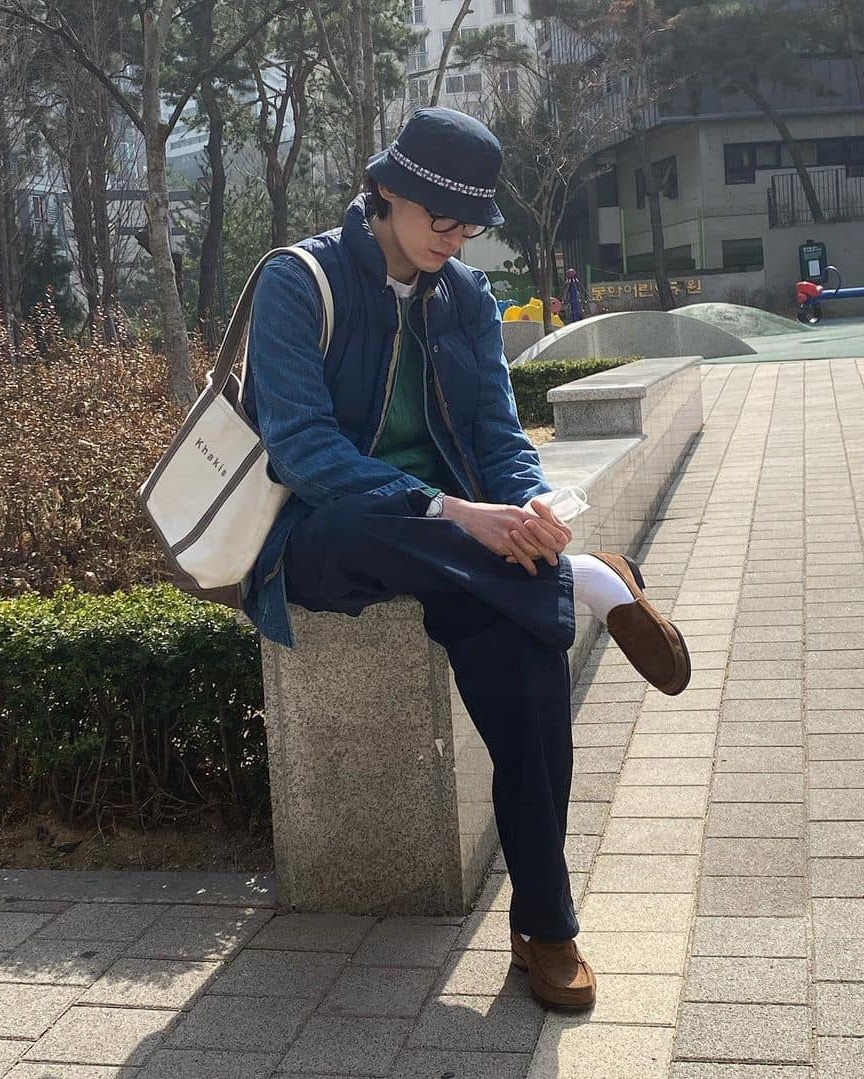 캐주얼한 토트백 들기💼 이미지