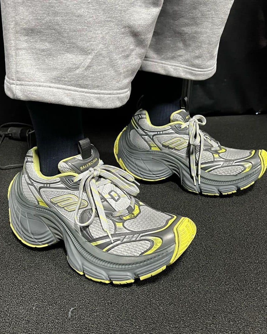 갈 데까지 간 발렌 10XL 스니커⛰️👟 이미지