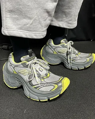 갈 데까지 간 발렌 10XL 스니커⛰️👟 이미지