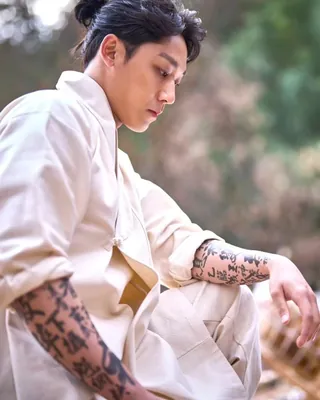 문신 + 장발 조합인데 왜 잘생김..🎬🪦@이도현 이미지