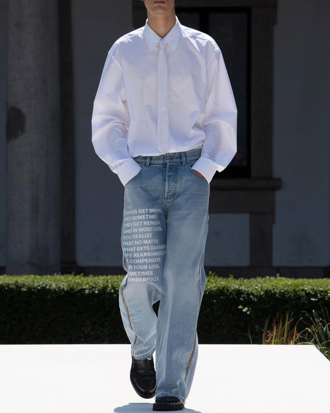 새삼 힙해진 발렌티노💐 이미지2