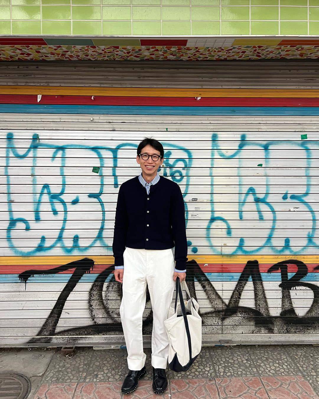 캐주얼한 토트백 들기💼 이미지