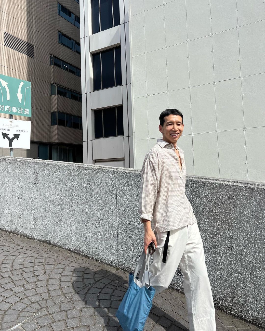 늦여름 셔츠는 일단 소매 접🍃👍 이미지