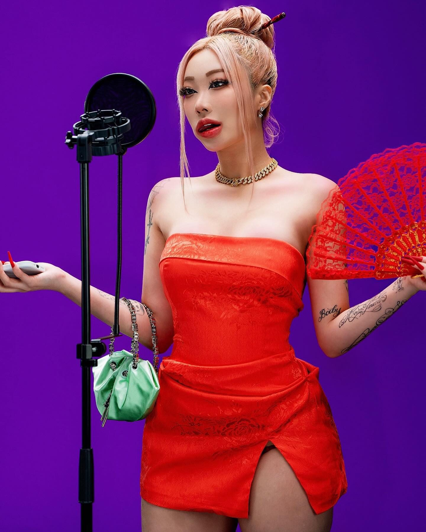 요즘 핫한 국내 여성 래퍼들💄🥀흔하지 않은 국힙판 여자래퍼🪭

1 + 2 + 3. 카모 CAMO
502 레이블 소속의 래퍼 카모는 이국적인 사운드가 특징입니다. 그녀의 랩네임은 캐쉬(CAsh)와 머니(MOney)의 앞 글자를 따서 만든 이름이죠. 카모는 2020년 데뷔해 Life is wet이라는 곡으로 빠르게 인지도를 높여 사이먼 도미닉의 샤라웃을 받고 함께 Wifey라는 곡을 발매하기도 했는데요. 작년에는 피식쇼에 출연하기도 하며 현시점 가장 핫한 여성 래퍼 중 한 명으로 평가받고 있습니다.

4 + 5 + 6. 치오 치카노 CHIO CHICANO
치오 치카노는 최근 이달의 소녀 김립을 닮은 것으로 큰 이슈를 끌고 있는 래퍼입니다. 전 직업은 헬스 트레이너였던 그녀는 저지 드릴 장르에 빠른 랩을 뱉는 것이 특징이죠. 누가 봐도 교포가 아닐까 의심스럽지만, 완전히 토종 한국인으로 자신을 “완전 된장찌개 먹고 자란 딸내미”라고 표현해 웃음을 자아내기도 했습니다.

7 + 8 + 9. 로지 바비 Rosy Barbie
로지 바비는 최근 여러 유명 래퍼와 함께 작업을 해 주목받고 있는 핫루키입니다. 영앤리치가 주최하는 래퍼 서바이벌 오디션 프로그램인 드랍 더 비트에 처음 참가해 이름을 알렸고, 딩고 프리스타일의 라이징 벌스 등 여러 프로그램에도 등장해 이목을 끌었죠. 지금은 중퇴했지만, 건국대학교 경영학과에 다녔다는 반전 매력을 보이기도 했습니다. 이미지6