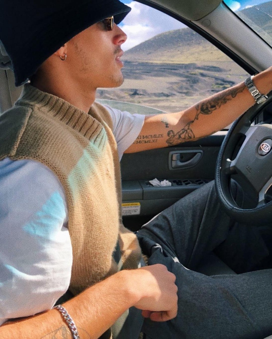 흰티에 조끼로 포인트💡 이미지