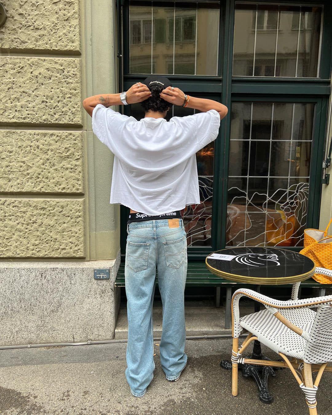 더위에 살짝 보이는 슈프림 빤스🔥💥 이미지