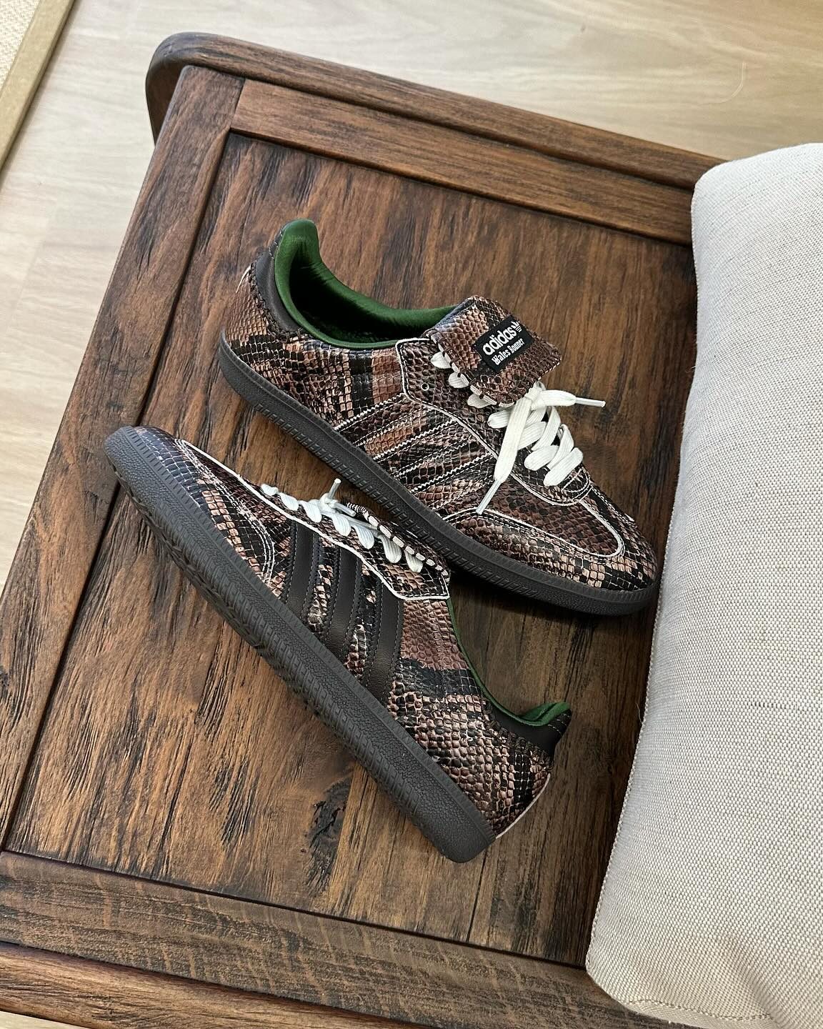 이번엔 뱀피🐍웨일즈보너 x 아디다스 삼바 출시예정🔥 이미지