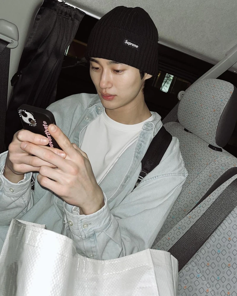 변우석의 캠퍼스재질 캐주얼🌊 이미지2
