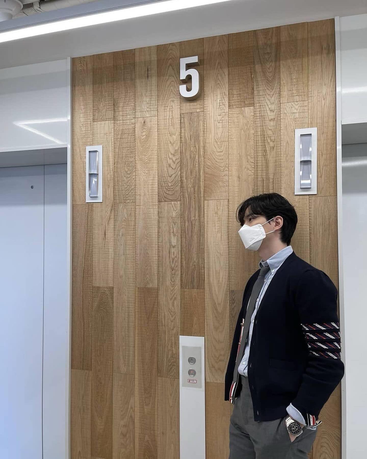 톰브 가디건은 셔츠와 함께👔 이미지4