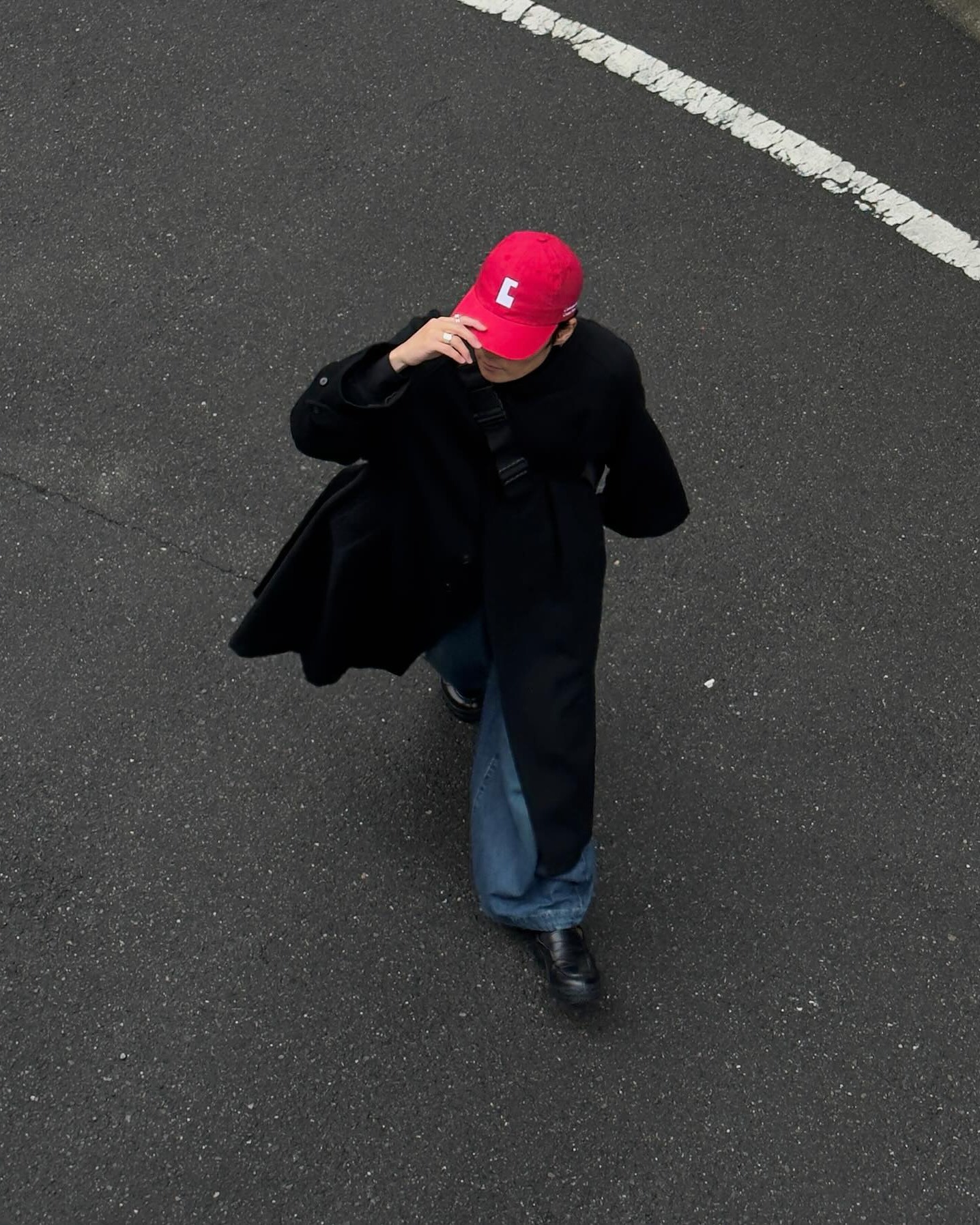 코트에 볼캡 한번 얹어봐🎩 이미지