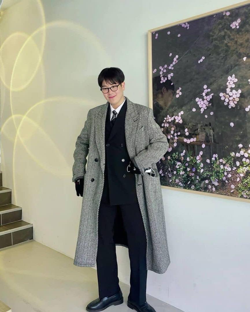 블랙 코트 질릴 때 회색 코트🐺 이미지