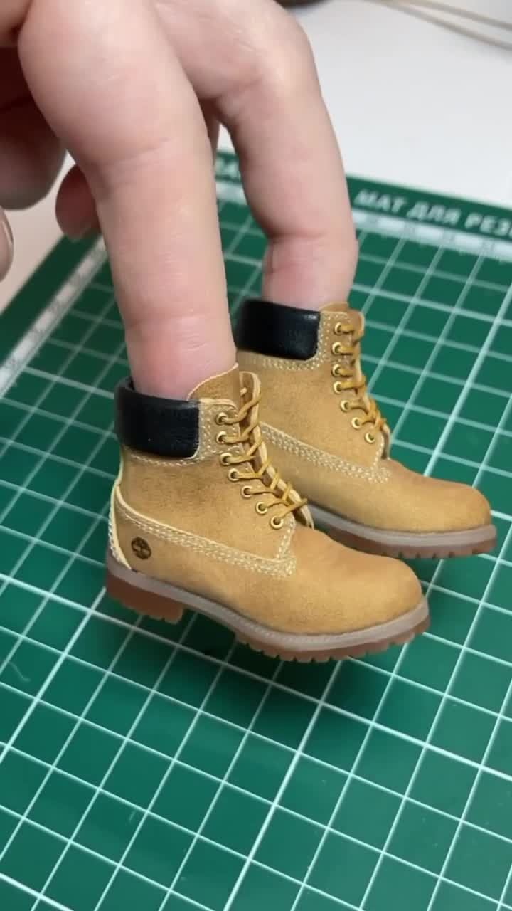 미니어처 팀버랜드🥾🌳소장각​
​
#릴스 #팀버랜드 #워커 #미니어처 #피규어 #가죽공예 #남자부츠​
​
영상: Tatiana Bugai @stripedbox 이미지