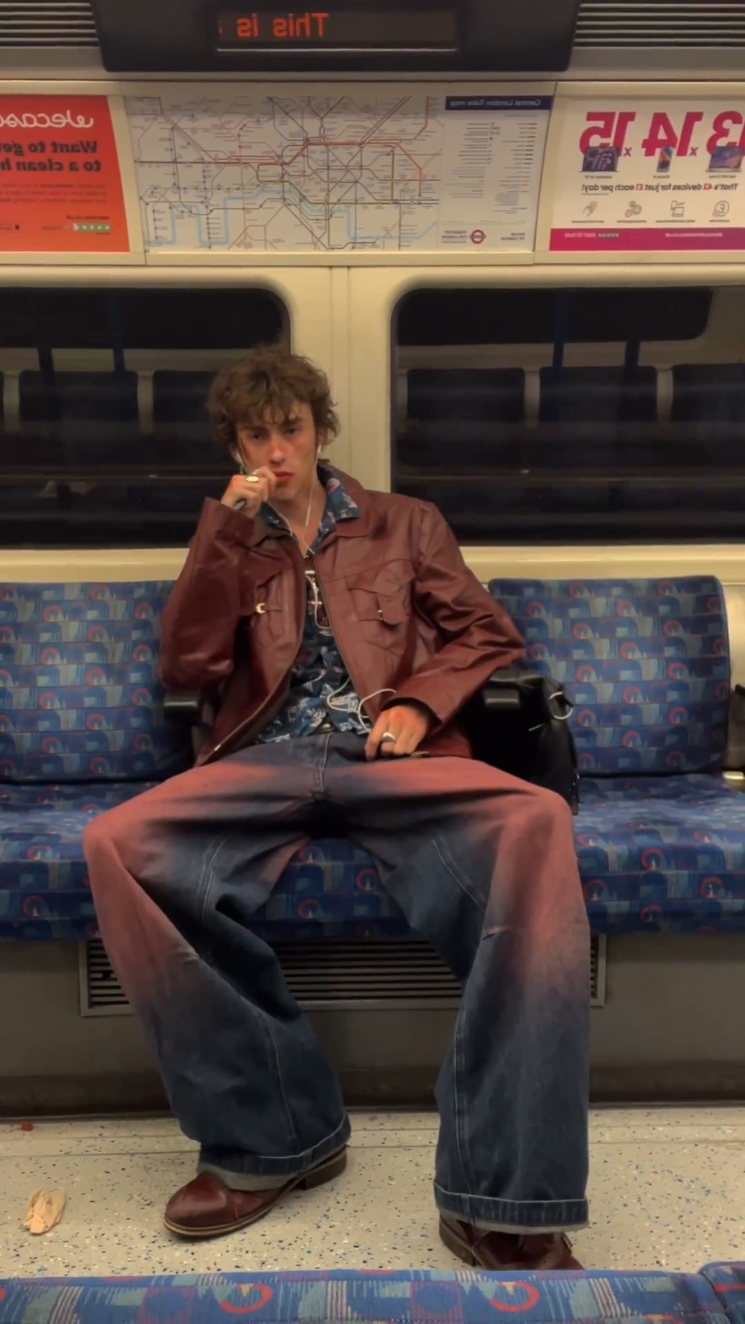 영국 감성 낭낭🇬🇧🚇런던 지하철 룩북 이미지