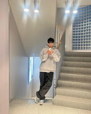 후드에 흰 티는 필수 조합🕸️ 이미지