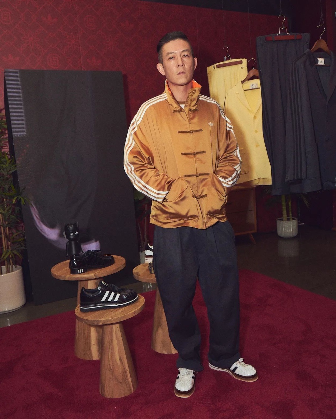 눈앞으로 다가온 CLOTx아디다스 협업 컬렉션⚜️📸
올해도 아디다스의 협업 뉴스는 끝이 없습니다. 그 중에서도 에디슨 첸이 이끄는 CLOT 과의 협업은 가장 기대를 모으고 있었는데요. 그 동안 꾸준히 나이키와 협업 컬렉션을 발매하던 CLOT 이 아디다스를 만나기도 했고, 최근 이미지로 공개된 슈퍼스타 스니커즈의 실루엣이 큰 관심을 모았기 때문이기도 하죠. 이번 주 금요일 CLOT 과 아디다스의 협업 아이템들을 만나보세요🔥 이미지