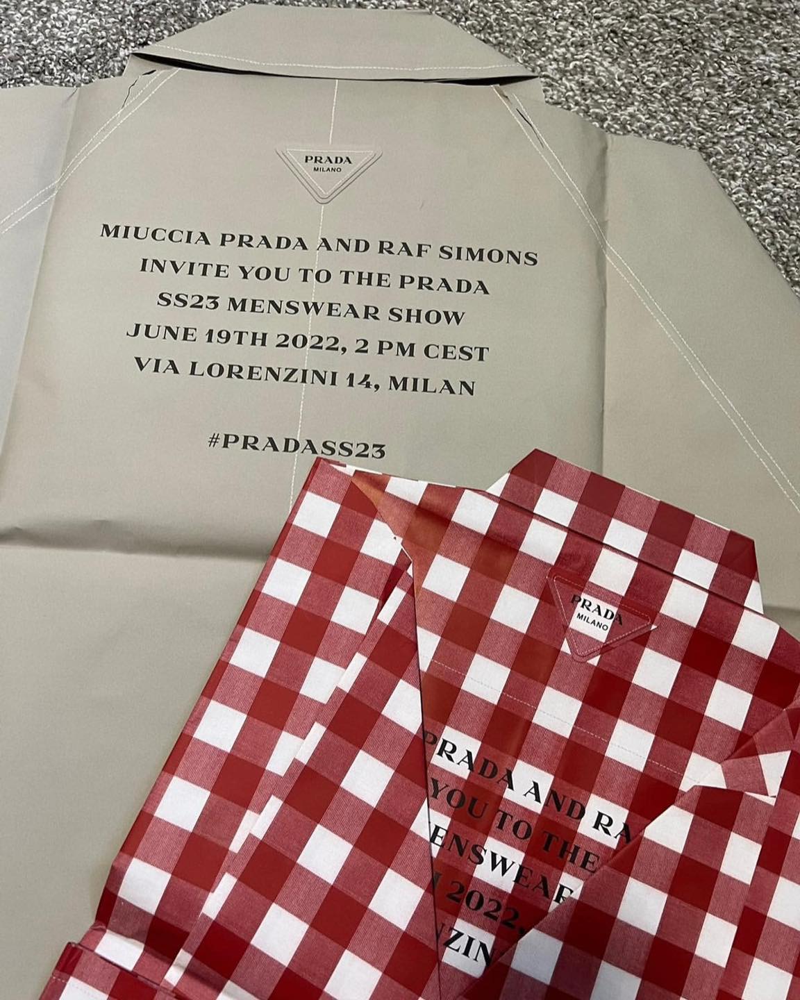 프라다 초대장은 종이셔츠👔 이미지