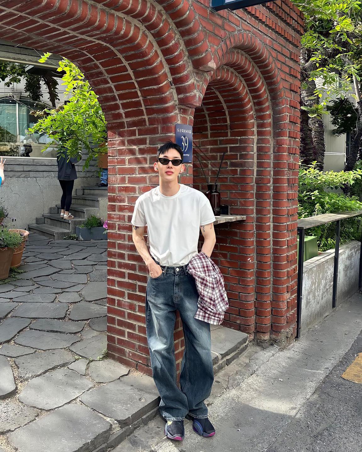 센스가 돋보이는 조권 캐주얼룩👀 이미지